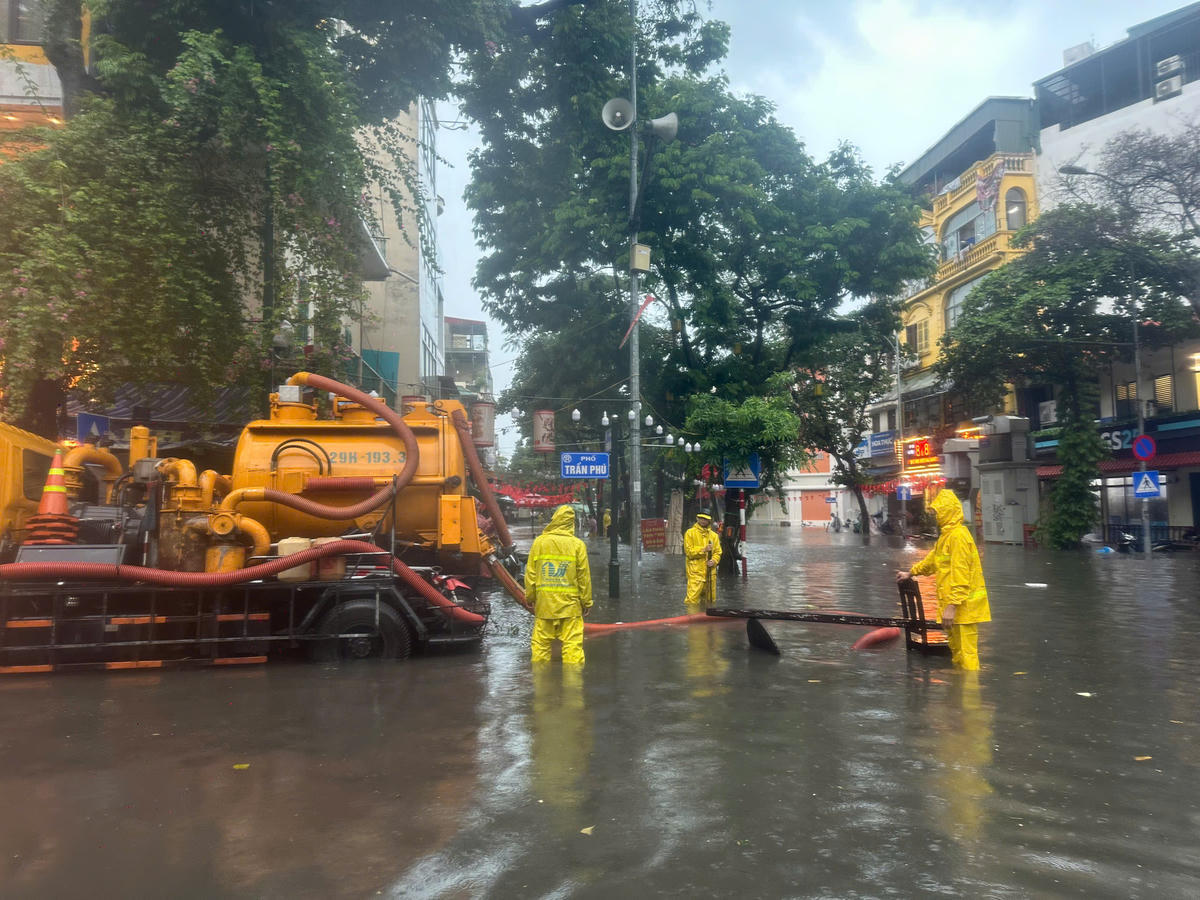 Tại phố Trần Phú, các công nhân đang tiến hành hút nước.