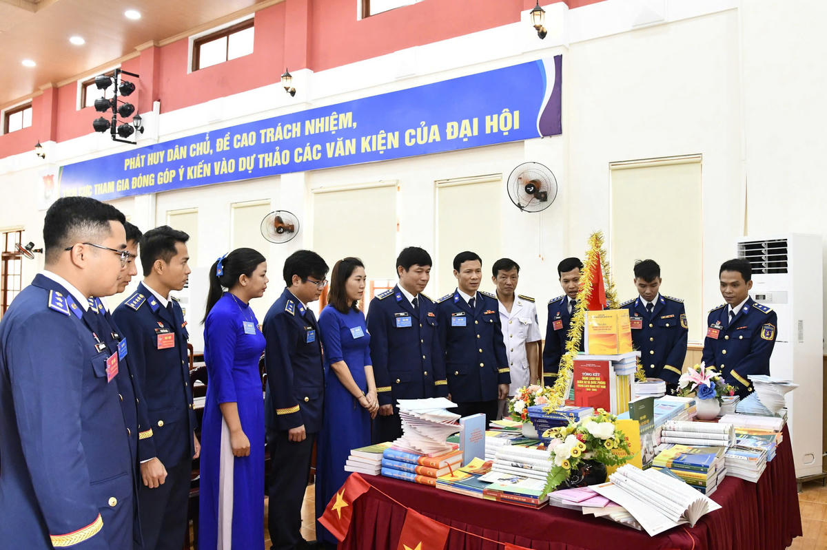 Đoàn đại biểu tham quan mô hình sách do Đoàn cơ sở Hải đoàn trình bảy. Ảnh: CV.