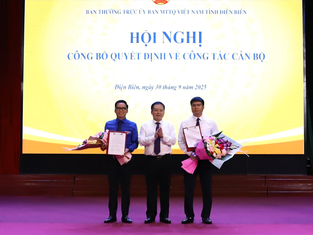 Phó Bí thư Thường trực Tỉnh ủy Điện Biên Mùa A Sơn trao Quyết định cho ông Hùng và ông Thắng. Ảnh: ĐBP online