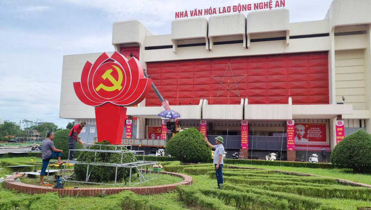 Ông Lê Ngọc Thể, cán bộ Trung tâm văn hoá tỉnh Nghệ An cho biết, đơn vị được giao nhiệm vụ thiết kế, lên maket đến thi công từ trong, ngoài tại khuôn viên Nhà văn hoá Lao động tỉnh. Do ảnh hưởng của bão số 10 nên tiến độ bị chậm. Tuy nhiên, trong ngày hôm nay (30/9) chúng tôi sẽ hoàn thành các hạng mục cổ động để phục vụ Đại hội. Ảnh: ĐB