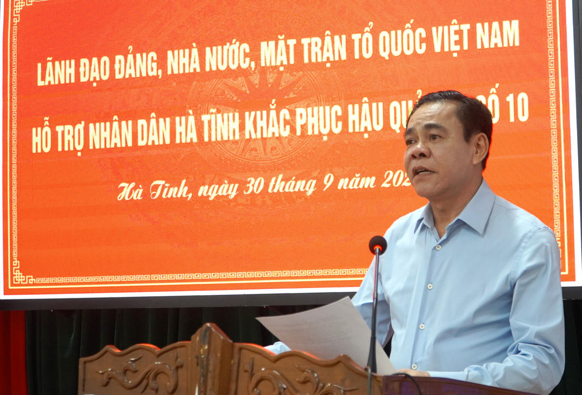 Chủ tịch UBND tỉnh Hà Tĩnh Võ Trọng Hải báo cáo tình hình thiệt hại do bão số 10 gây ra. Ảnh: HN.