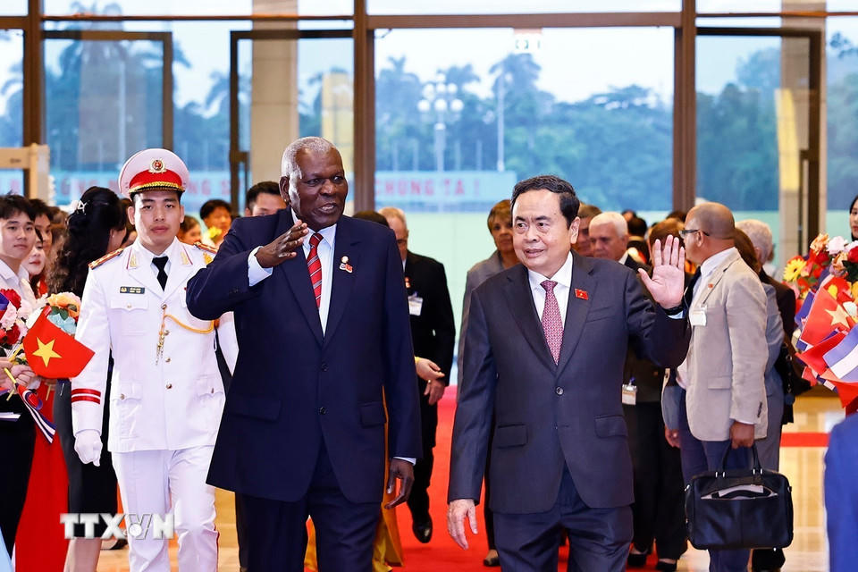 Chủ tịch Quốc hội Trần Thanh Mẫn đón Chủ tịch Quốc hội Cuba Esteban Lazo Hernández. (Ảnh: Doãn Tấn/TTXVN)