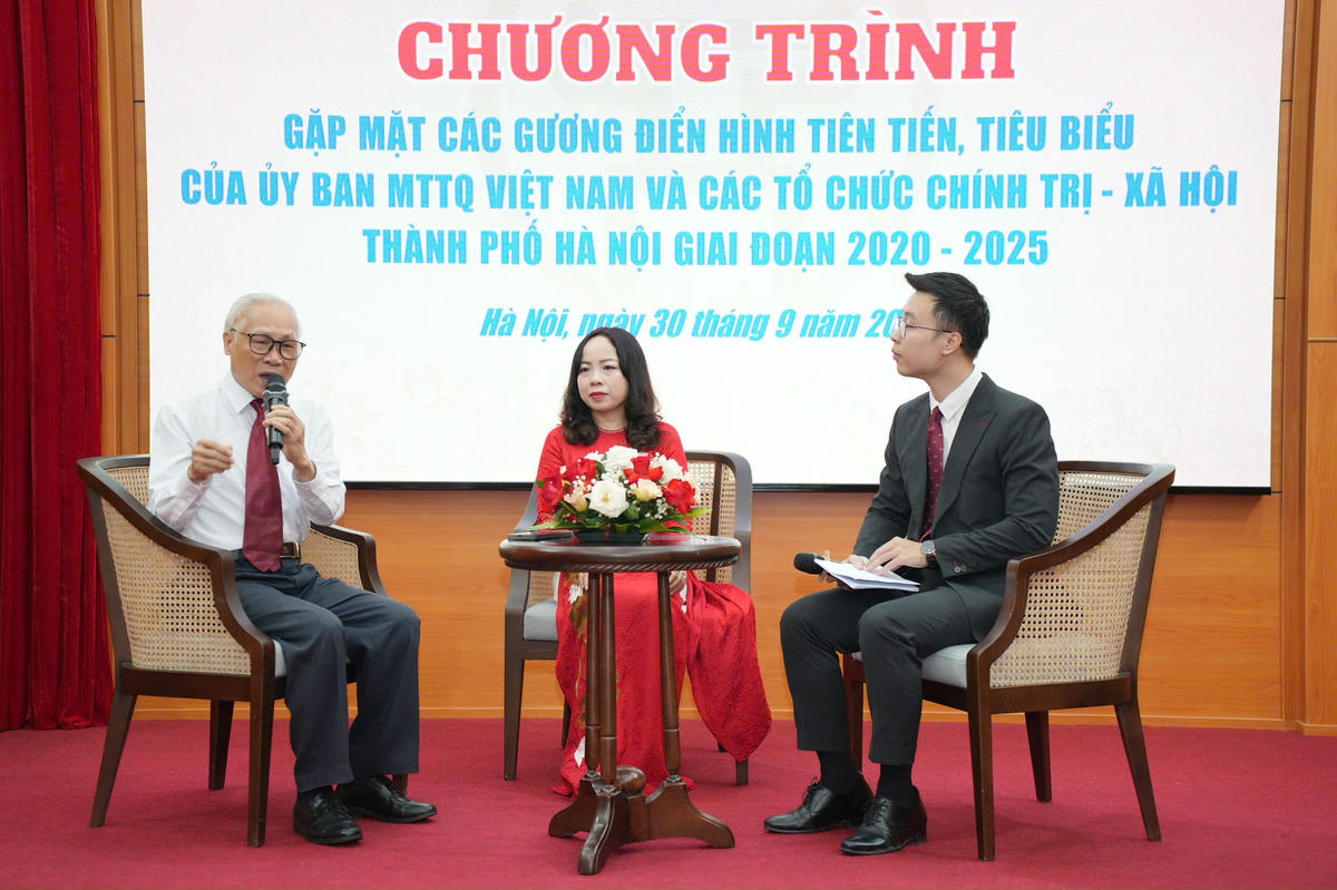 Các đại biểu giao lưu tại chương trình gặp mặt các gương điển hình tiên tiến, tiêu biểu. Ảnh: V.P.