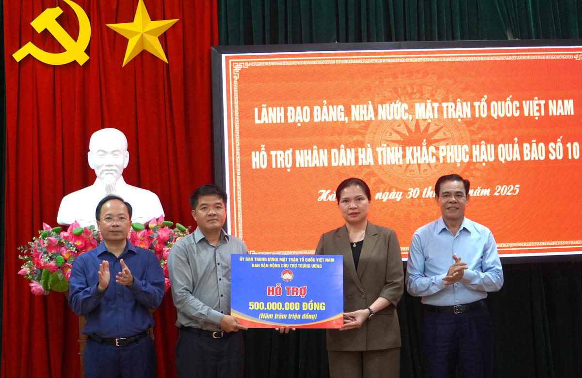 Ủy viên Trung ương Đảng,  Phó Chủ tịch UBTƯ MTTQ Việt Nam Hà Thị Nga trao phần quà hỗ trợ bà con nhân dân Hà Tĩnh khắc phục thiệt hại sau bão. Ảnh: HN.