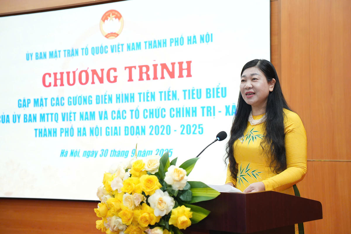 Bà Nguyễn Lan Hương, Chủ tịch Ủy ban MTTQ Việt Nam TP Hà Nội phát biểu tại chương trình. Ảnh: N.P.