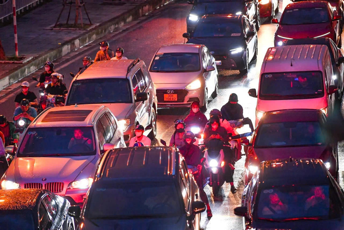 Xe máy, ô tô nhích từng chút.