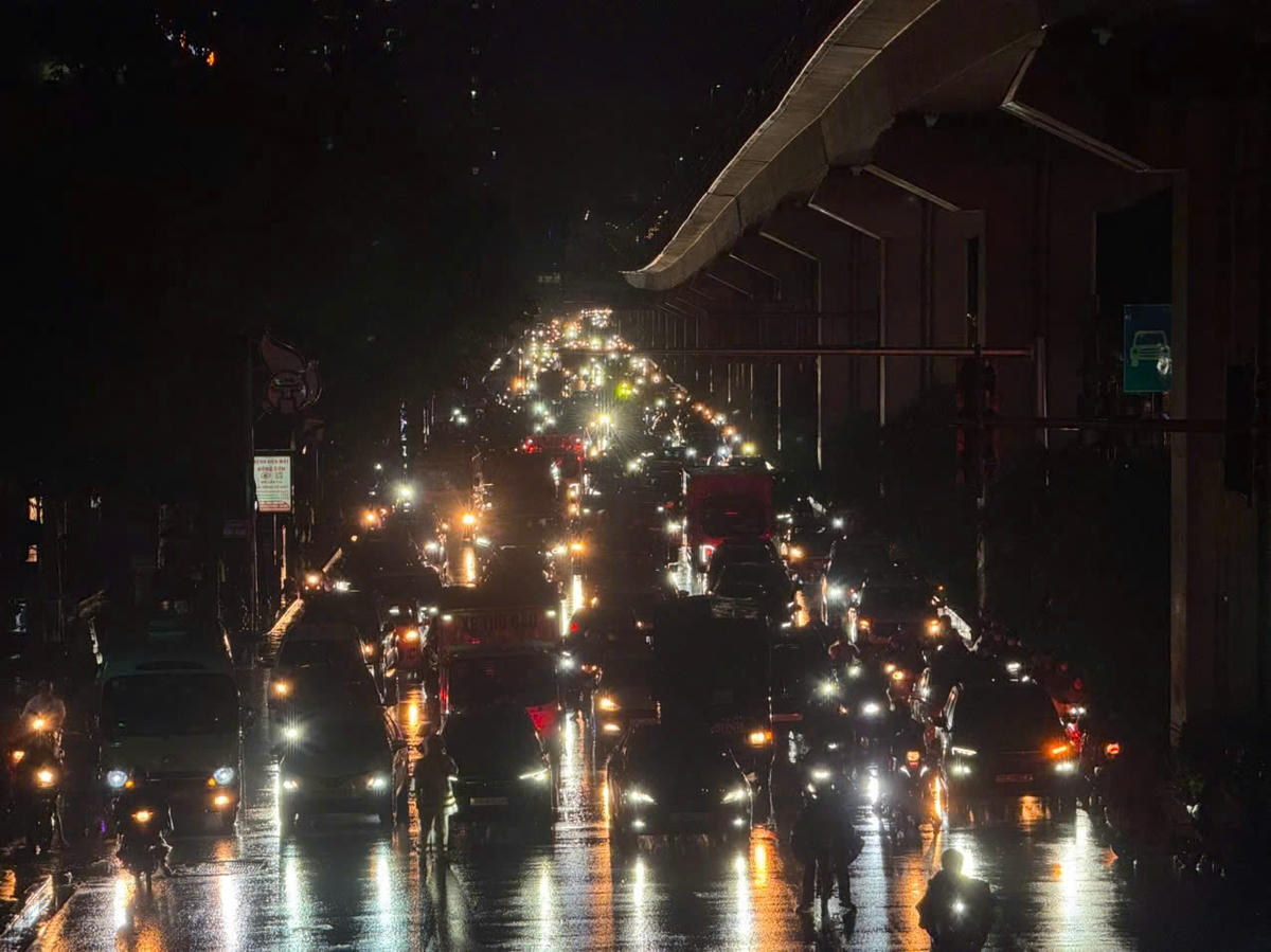 Dòng phương tiện xếp hàng dài trở về nhà trên đường Nguyễn Trãi.