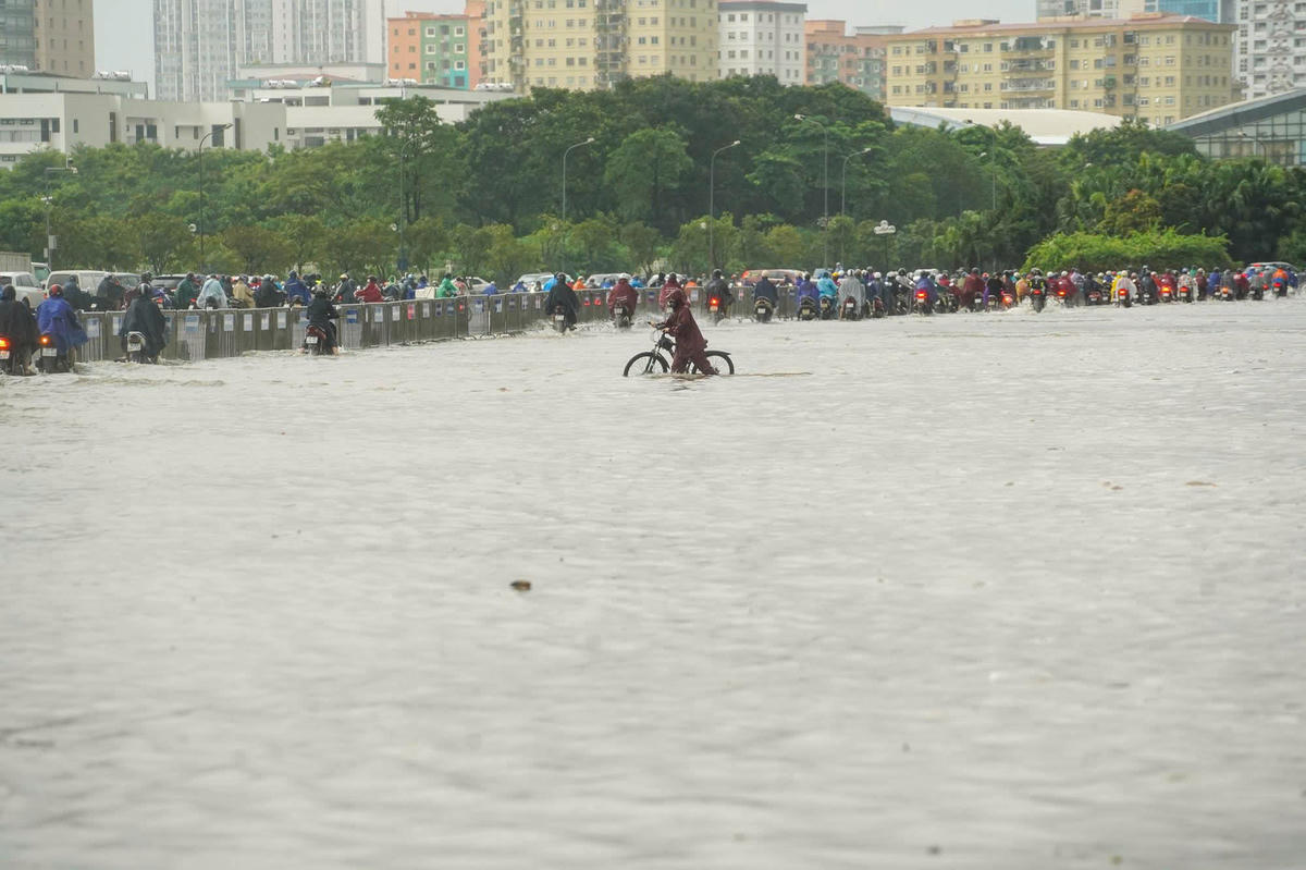 "Trạm bơm Yên Sở (vận hành 20/20 bơm) và 100% công suất các trạm bơm: Cầu Bươu, Trạm bơm Đồng Bông 1, 2; Trạm bơm Cổ Nhuế; Trạm bơm Đa Sỹ... nhằm hạ nhanh mực nước trên hệ thống.+ Các cửa phai vận hành đúng quy trình, bảo đảm an toàn giao thông tại các khu vực thấp trũng", Công ty TNHH MTV Thoát nước Hà Nội thông tin.