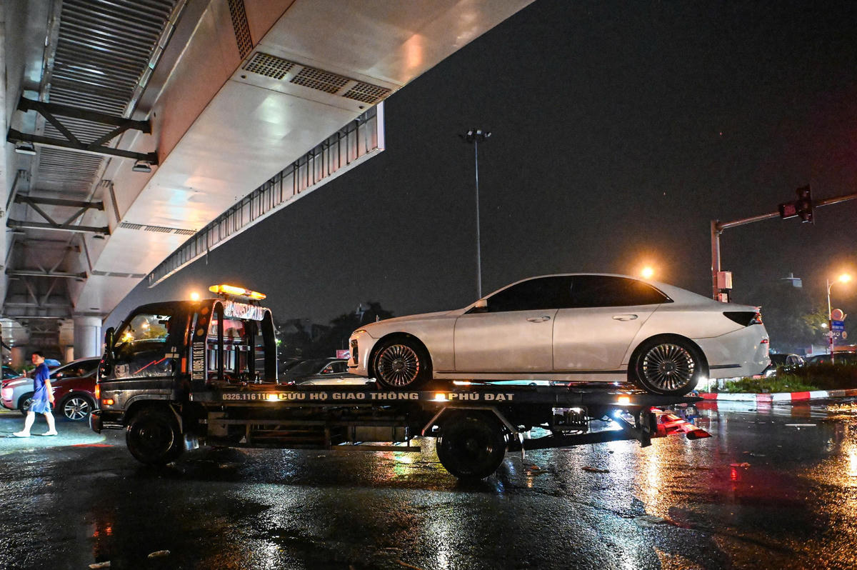 Nhiều xe ô tô chết máy được xe cẩu đến đón lúc hơn 22h đêm.