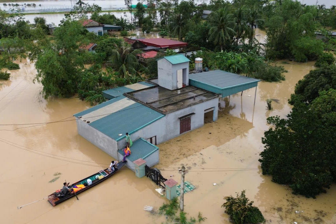 Trong đó, có hơn 300 hộ (trên 1.200 nhân khẩu) đã phải di dời đến các nhà cao tầng để đảm bảo an toàn.