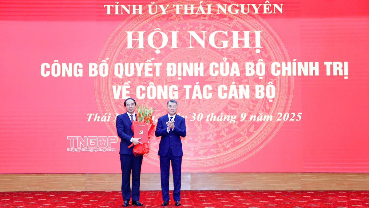 Đồng chí Lê Minh Hưng, Ủy viên Bộ Chính trị, Bí thư Trung ương Đảng, Trưởng Ban Tổ chức Trung ương dự và trao quyết định cho ông Trịnh Xuân Trường. Ảnh: TNGOP.