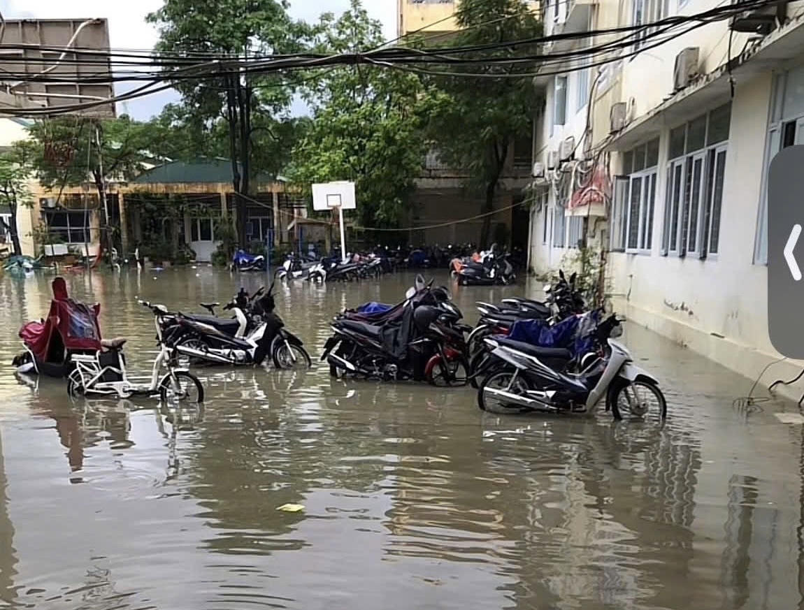 Khu vực để xe của một trường THPT trên địa bàn TP Hà Nội bị ngập nước do bão số 10. Ảnh: N.H.