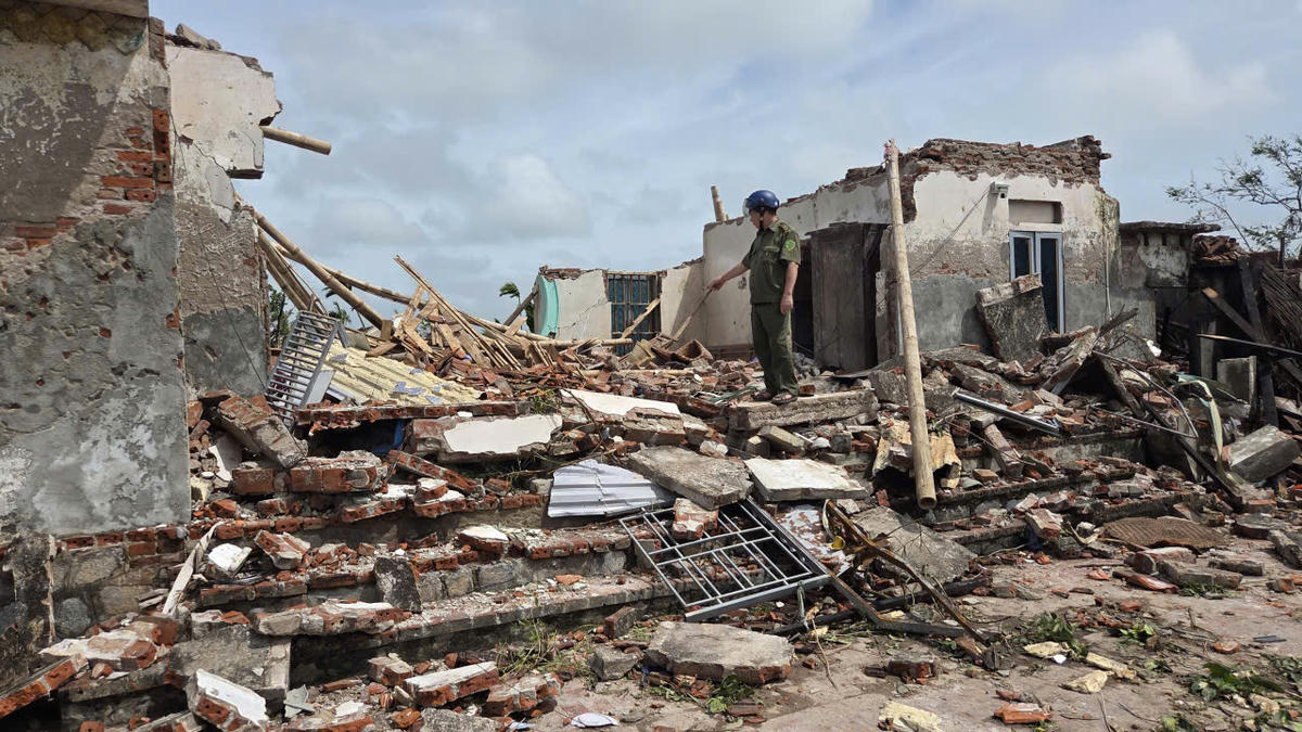 Ngôi nhà của bà Trần Thị Râng (xã Quỹ Nhất, tỉnh Ninh Bình) bị lốc xoáy đánh sập hoàn toàn. Ảnh: Duy Hưng.