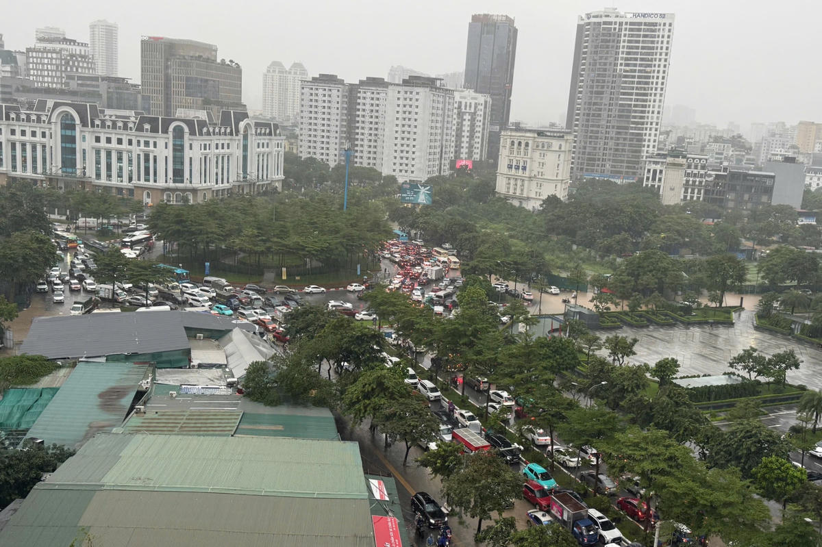 Tại vòng xuyến đường Phạm Văn Bạch xảy ra ùn tắc kéo dài chiều ngày 30/9.