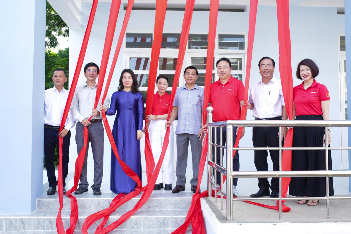 Các đại biểu thực hiện nghi thức khánh thành và bàn giao công trình. Ảnh: HY