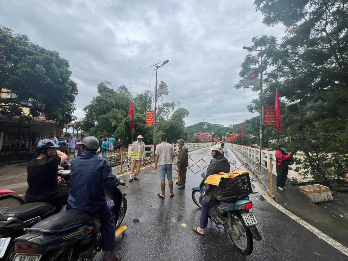 Do mực nước lên cao, cầu Chiêm Hóa đang tạm dừng lưu thông để đảm bảo an toàn. Ảnh: Xuân Trường.