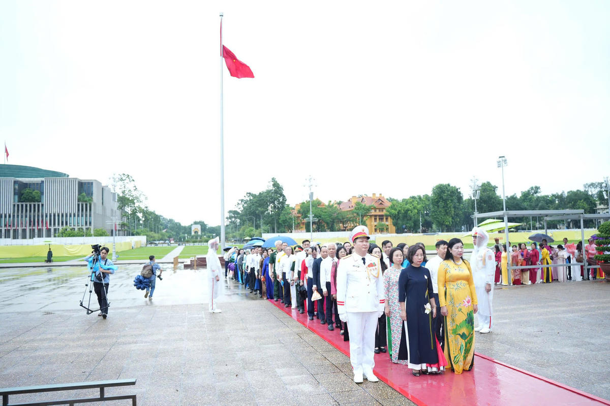 Đoàn đại biểu do bà Nguyễn Lan Hương, Chủ tịch Ủy ban MTTQ Việt Nam TP Hà Nội dẫn đầu  vào Lăng viếng Chủ tịch Hồ Chí Minh. Ảnh: N.P.