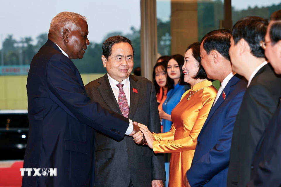 Chủ tịch Quốc hội Trần Thanh Mẫn giới thiệu đoàn Việt Nam tới Chủ tịch Quốc hội Cuba Esteban Lazo Hernández. (Ảnh: Doãn Tấn/TTXVN)