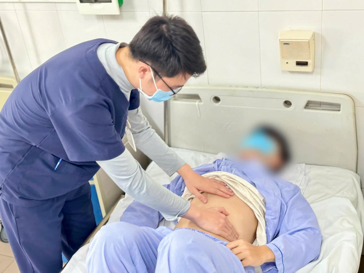 Chăm sóc, điều trị bệnh nhân mắc ký sinh trùng từ thói
quen ăn đồ tái sống. Ảnh: BV Bệnh Nhiệt đới Trung ương.