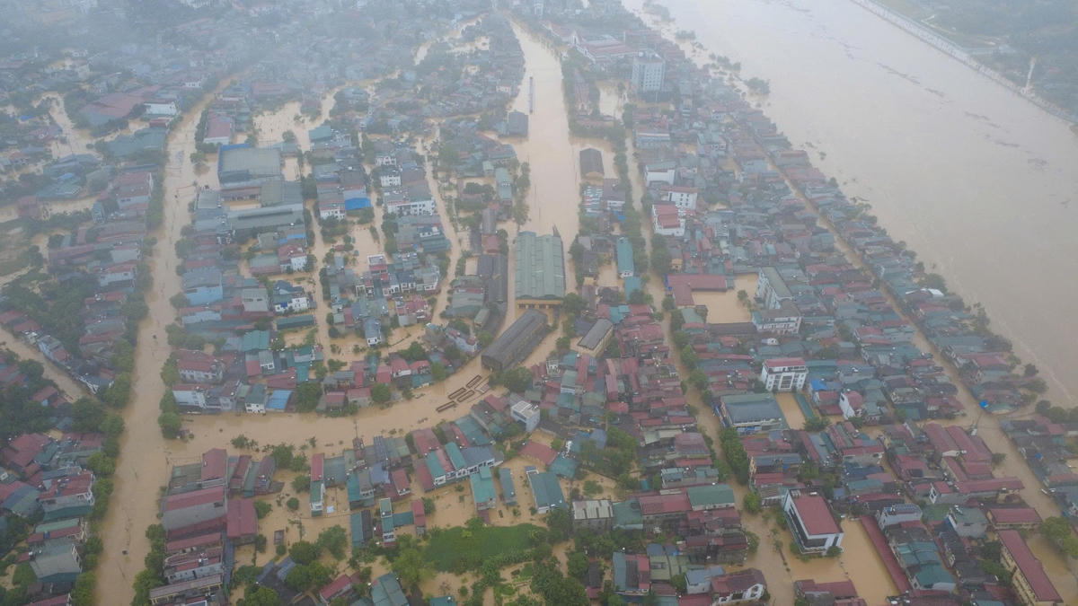 Tại khu vực Bắc Lẫm, nước sông Hồng dâng cao khiến nhiều ngôi nhà bị ngập. Ảnh: Ngô Hùng.