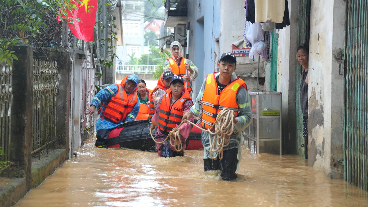 Lực lượng công an hỗ trợ di dời người dân đến nơi an toàn. Ảnh: CAT Cao Bằng.