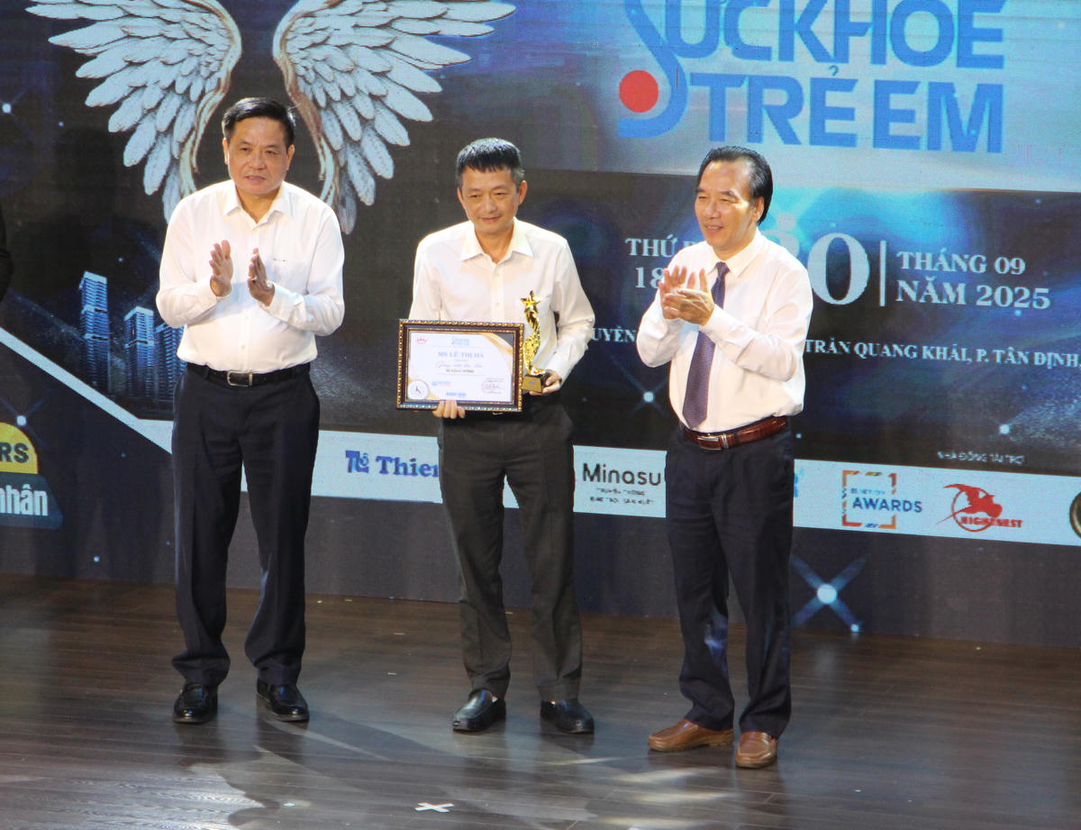 Ông Ngô Sách Thực trao bảng tri ân tới các mạnh thường quân. Ảnh: Q.Đ.