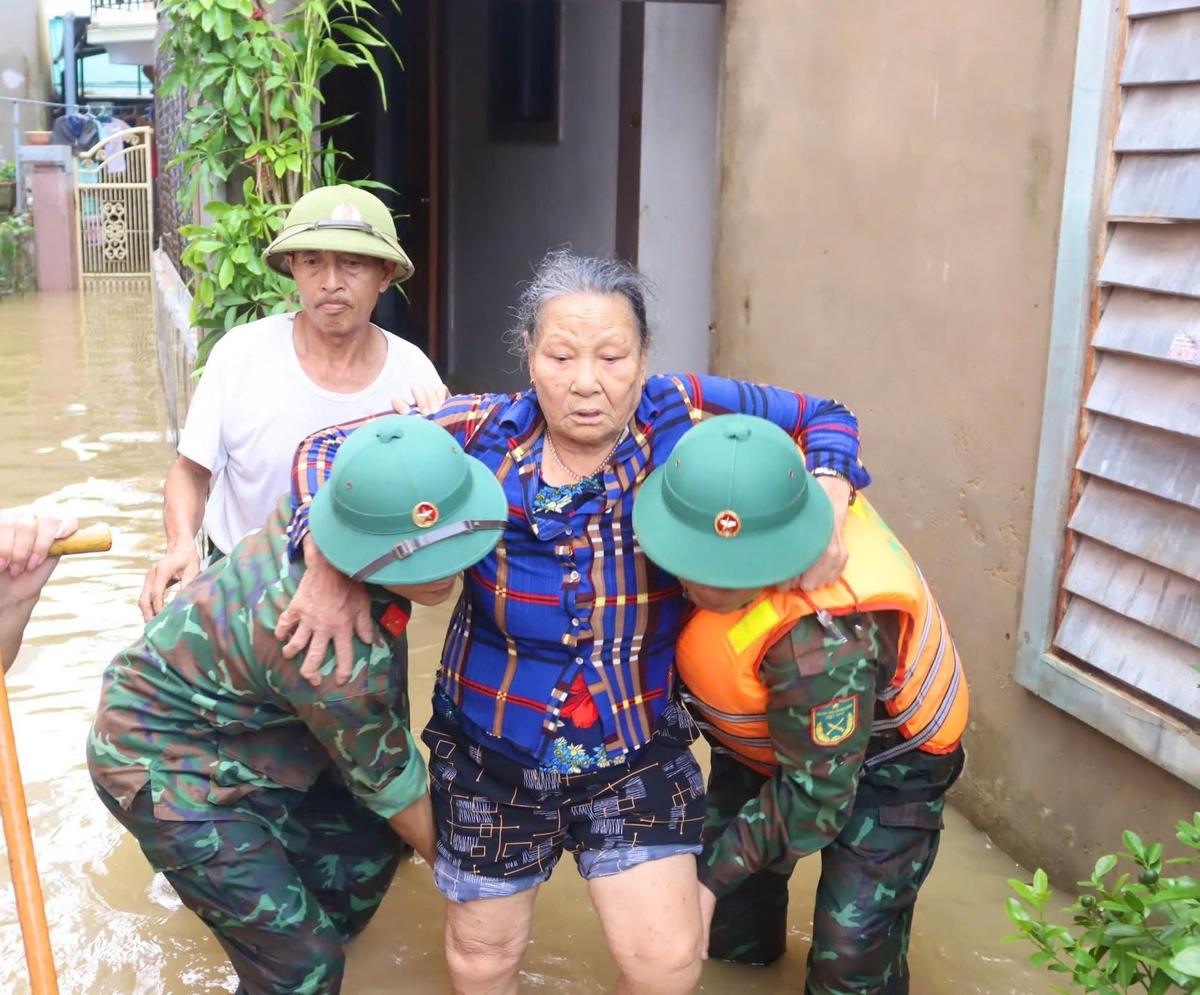 Tại phường Thành Vinh, hiện còn 335 hộ dân bị ngập sâu từ 0,4m đến 1,5m do nước sông dâng cao, tập trung tại các khối 3, 4, 5, 6 và 8 Hưng Chính. Ảnh: FB Tuyên Giáo Thành Vinh