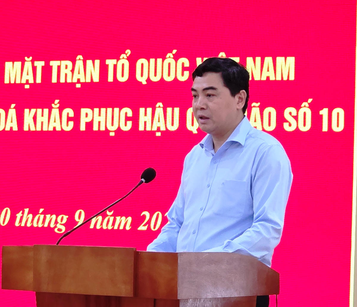 Chủ tịch UBND tỉnh Thanh Hóa Nguyễn Hoài Anh thông tin nhanh về tình hình lũ lụt và những thiệt hại do bão số 10 gây ra tại Thanh Hóa. Ảnh: Nguyễn Chung.