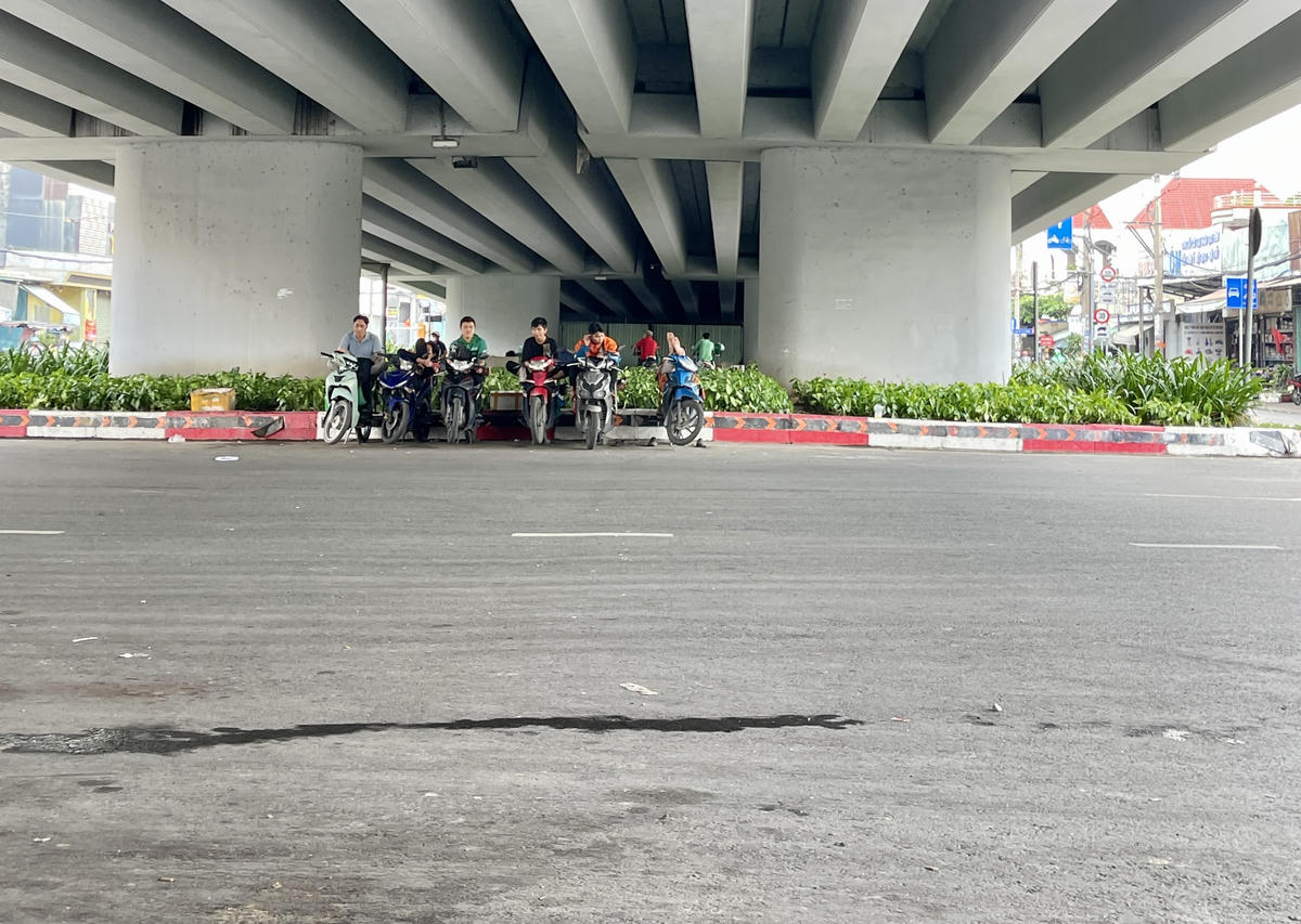 Gầm cầu vượt ở đường quốc lộ 1A và Lê Trọng Tấn rất rộng. Hiện khu vực được quy hoạch làm nơi quay đầu xe (2 làn) nhưng ít phương tiện di chuyển. Ảnh: Đ.X.