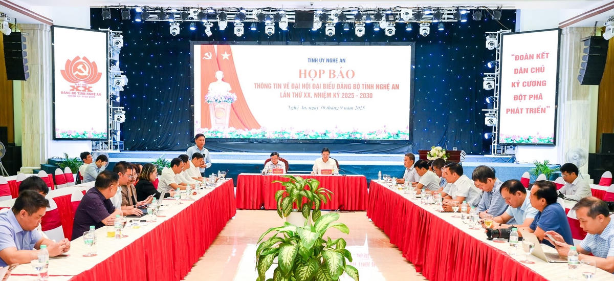 Cũng trong sáng 30/9, Tỉnh uỷ Nghệ An đã tổ chức họp báo thông tin về Đại hội đại biểu Đảng bộ tỉnh Nghệ An lần thứ XX, nhiệm kỳ 2025-2030. Với phương châm “Đoàn kết - Dân chủ - Kỷ cương - Đột phá - Phát triển”, Đại hội Đảng bộ tỉnh Nghệ An lần thứ XX, nhiệm kỳ 2025-2030 xác định chủ đề: “Xây dựng Đảng bộ và hệ thống chính trị trong sạch, vững mạnh; đổi mới toàn diện, phát triển đột phá, đưa Nghệ An trở thành tỉnh khá, cực tăng trưởng tầm quốc gia trong kỷ nguyên mới”.Ảnh: TC