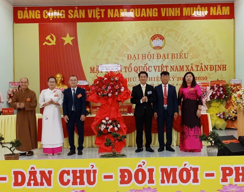 Lãnh đạo xã Tân Định tặng hoa chúc mừng Đại hội. (ảnh X.H)