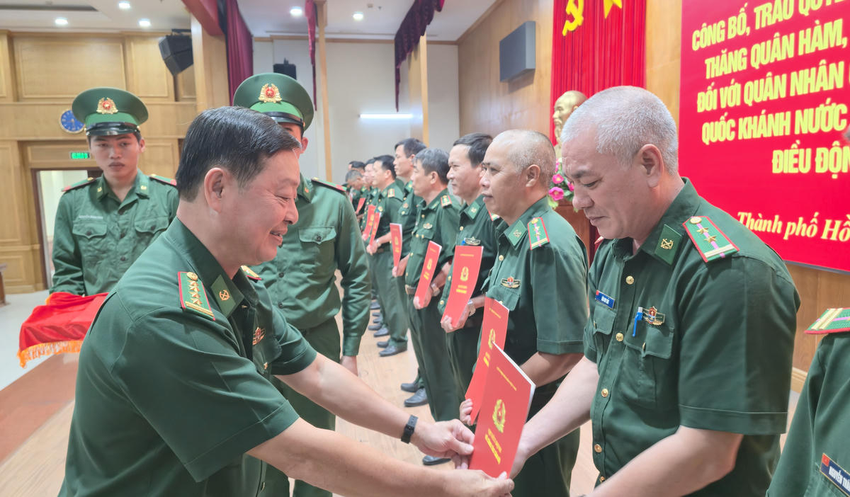 Đại tá Nguyễn Văn Tiến, Uỷ viên Ban Thường vụ, Phó Chính ủy BĐBP TP Hồ Chí Minh trao quyết định thăng quân hàm, nâng bậc lương. 