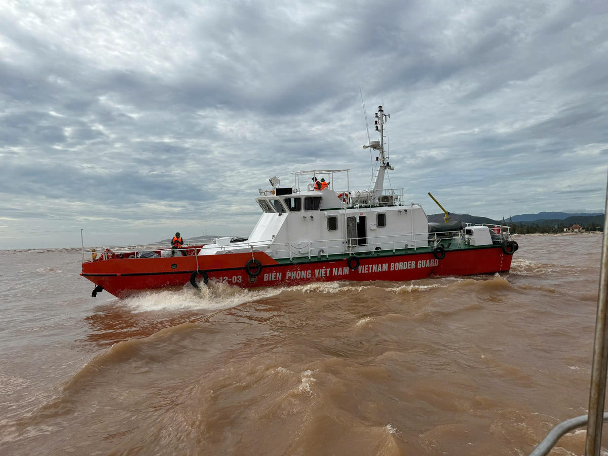 Các lực lượng triển khai công tác tìm kiếm ngư dân trên 2 tàu
gặp nạn. Ảnh: BPQT.