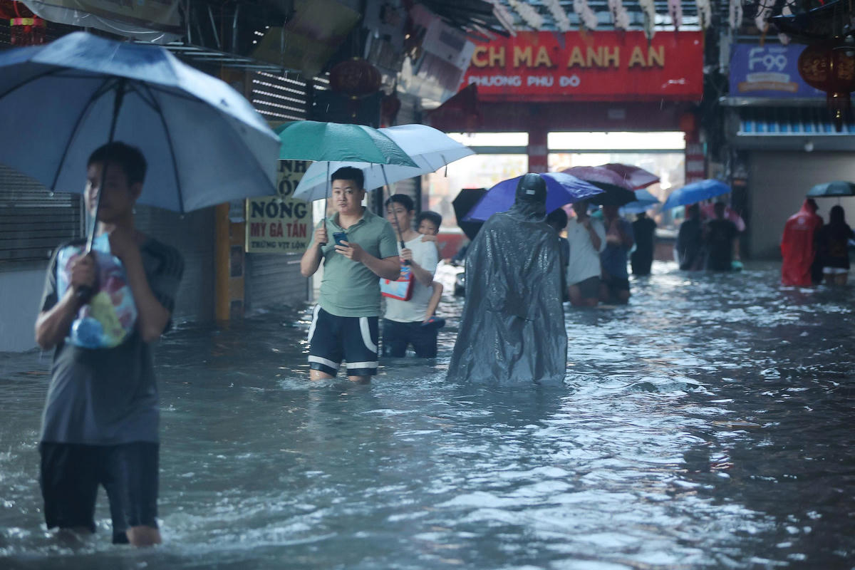 Do không thể di chuyển bằng các phương tiện, người dân lựa chọn cách đi bộ.