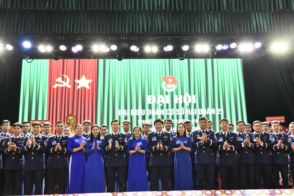 Đoàn đại biểu và đoàn viên thanh niên Đoàn cơ sở Hải đoàn 21 chụp ảnh lưu niệm. Ảnh: CV.