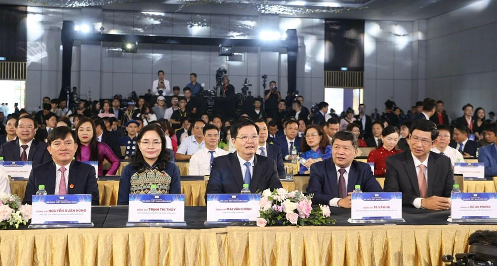 Phó Thủ tướng Chính phủ Mai Văn Chính và các đại biểu tham dự Lễ trao Giải thưởng Du lịch Việt Nam 2025