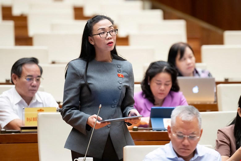 Bà Trịnh Thị Tú Anh phát biểu (Ảnh: Phạm Thắng)