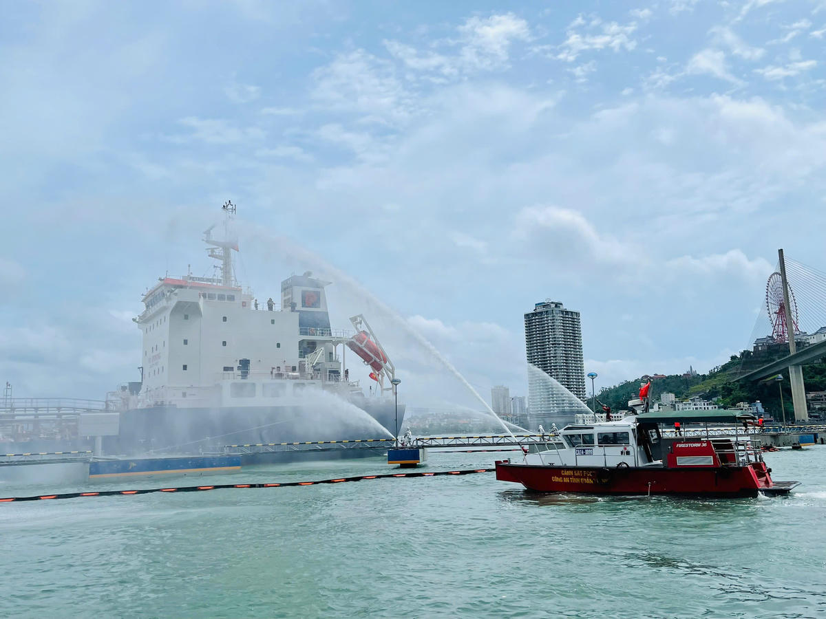 Các lực lượng huy động phương tiện thực hiện chữa cháy tại khu vực cầu cảng và tại tàu gặp sự cố khi đang bơm xăng. Ảnh: Ngọc Anh.