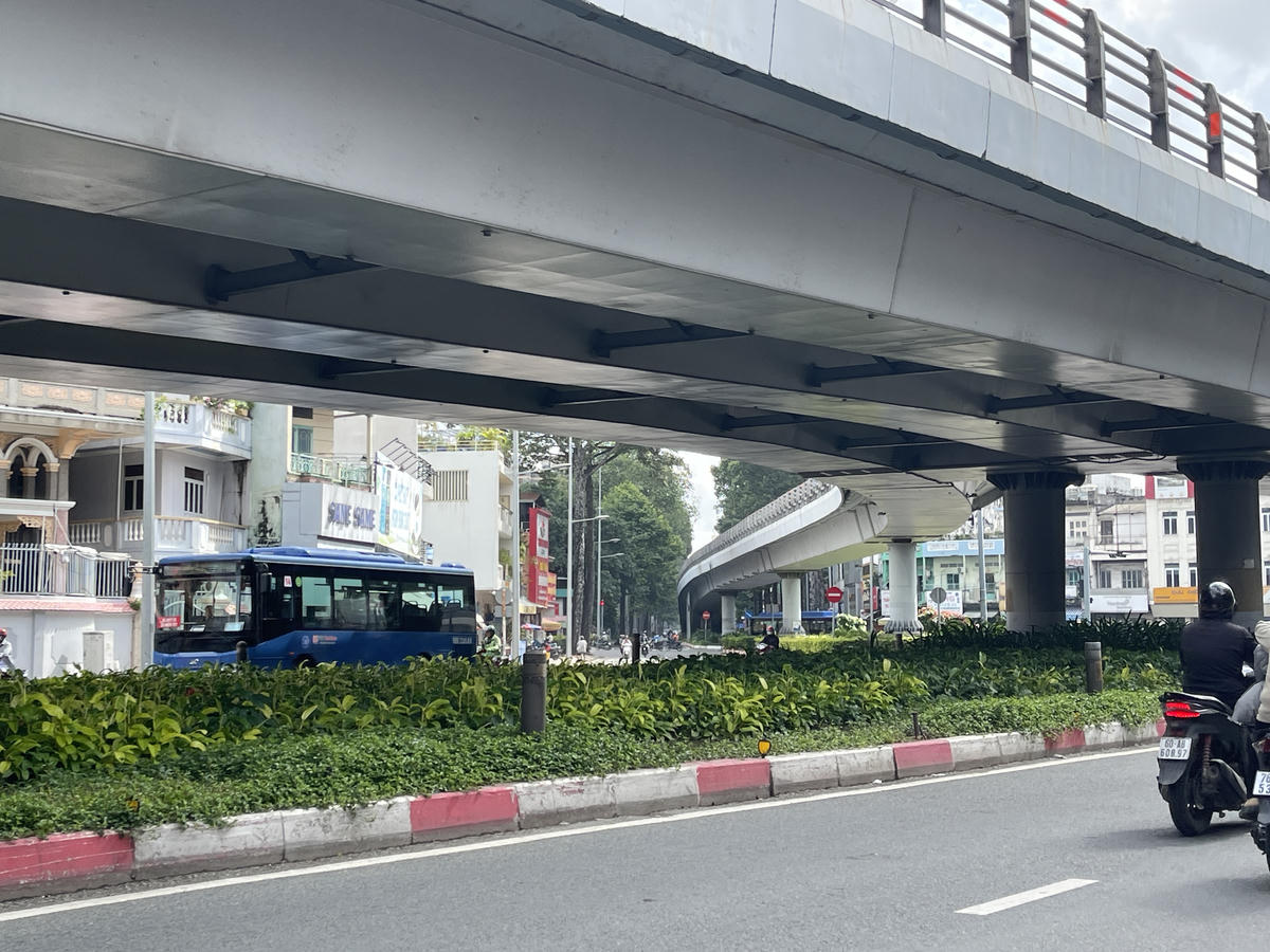 Cầu vượt ở khu vực đường 2/3 cũng có diện tích gầm cầu lớn nhưng chỉ để trồng cỏ. ảnh: Đ.X.