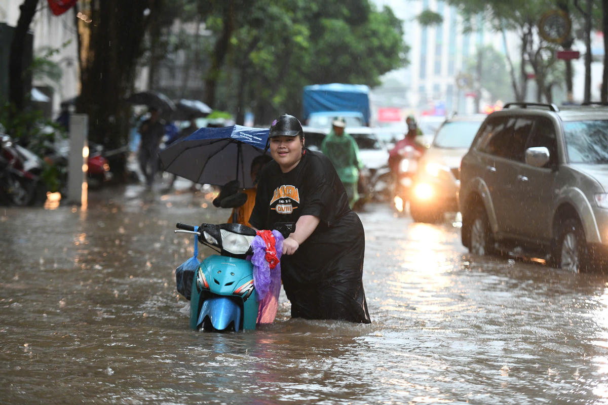 Nước ngập sâu trên đường Láng Hạ.