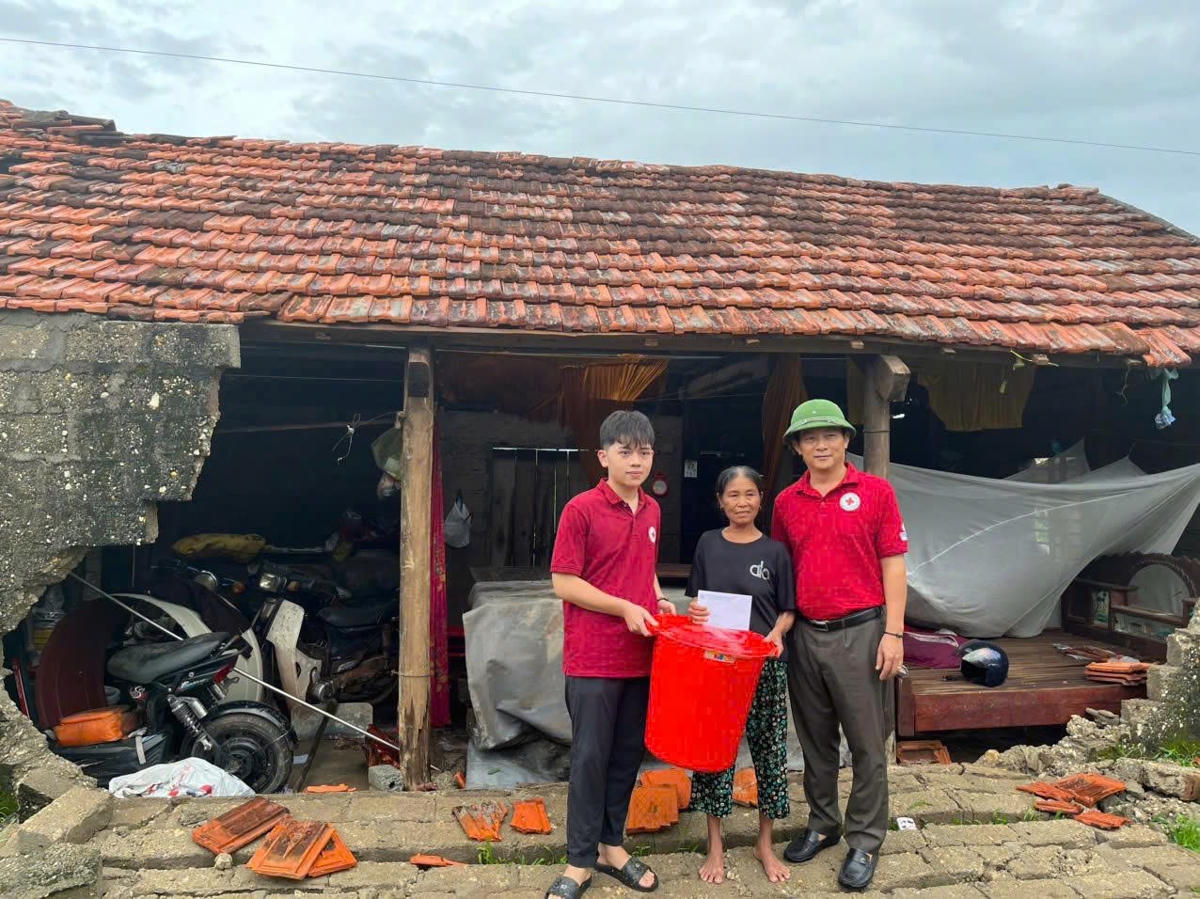 Hội Chữ thập đỏ tỉnh Quảng Trị hỗ trợ người dân. Ảnh: Hội CTĐ Việt Nam.