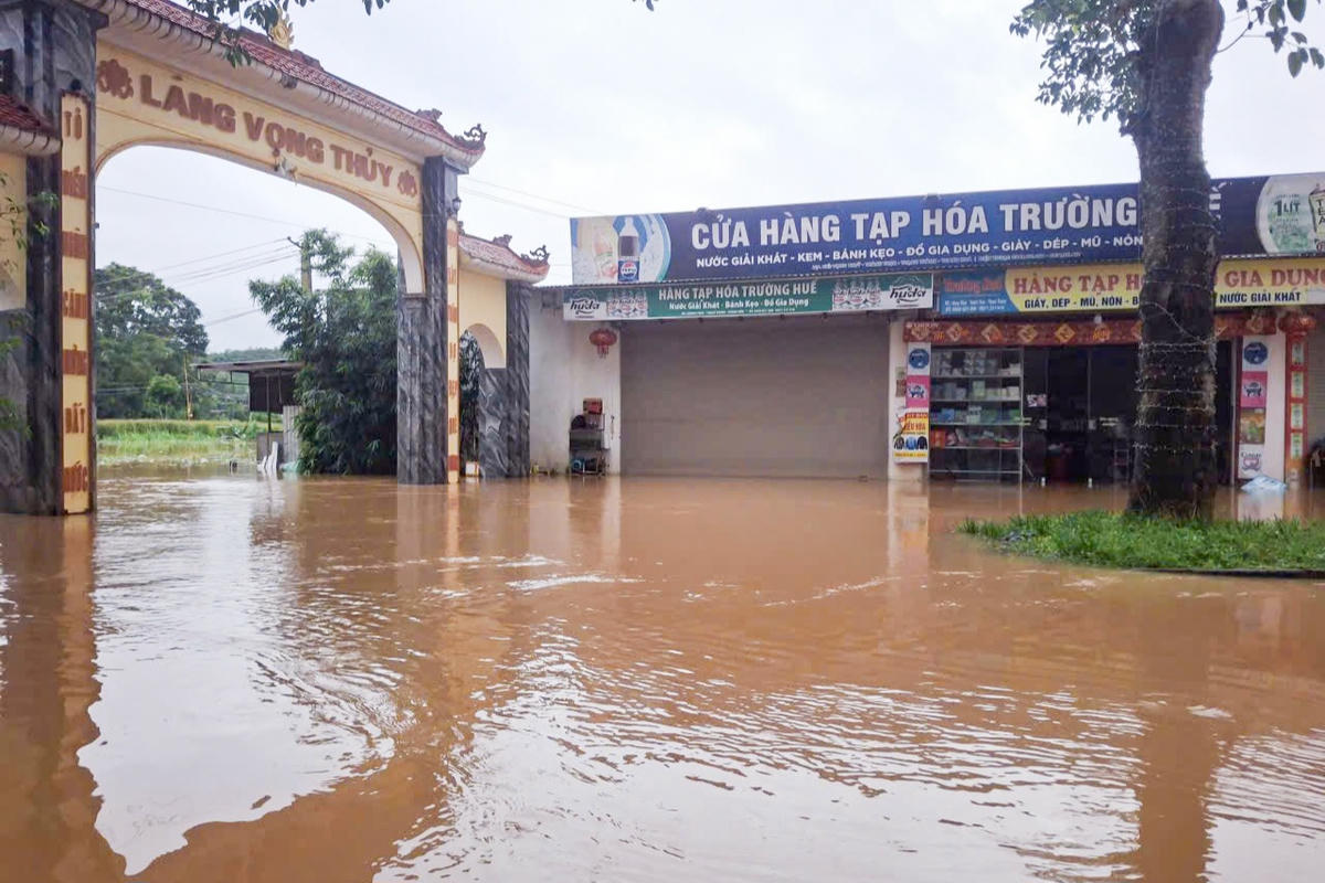 Tại thôn Vọng Thủy (xã Kim Tân), theo ghi nhận, cũng có hàng trăm hộ dân bị ngập sâu trong nước. Ảnh: Đình Minh