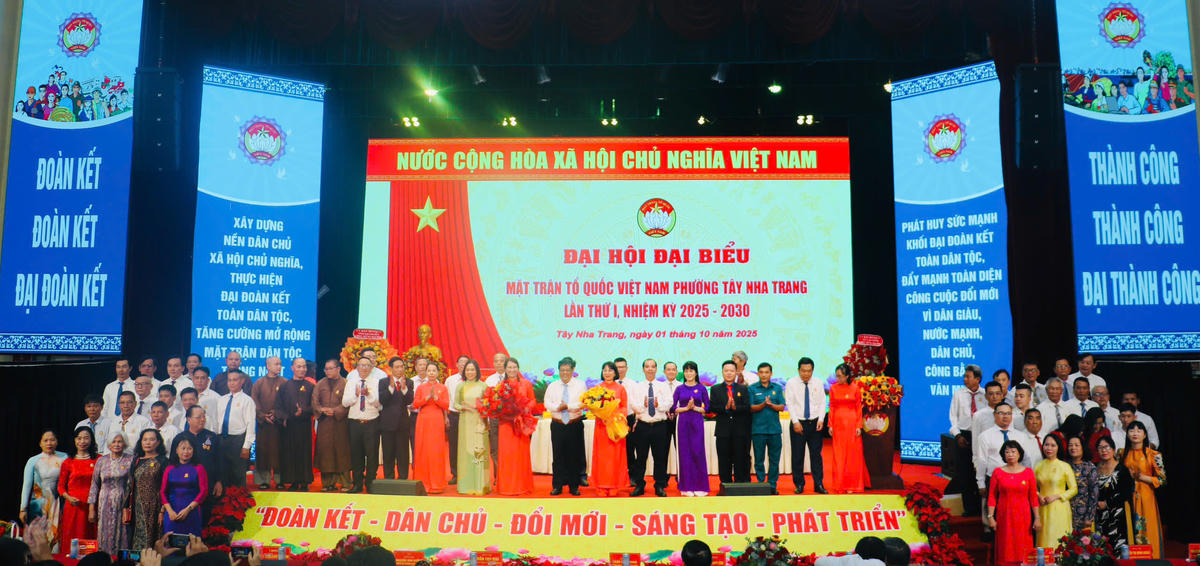 Các Ủy viên Ủy ban MTTQ
Việt Nam phường Tây Nha Trang nhiệm kỳ 2025 - 2030 ra mắt đại hội. (ảnh X.H)