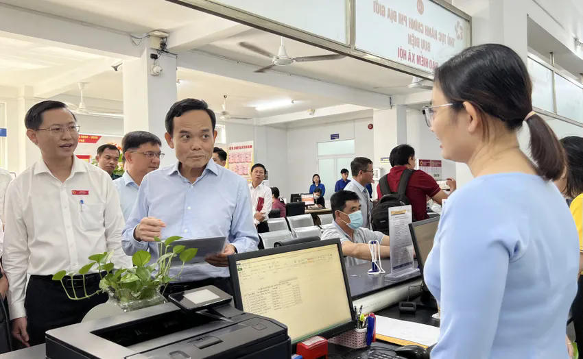 Bí thư Thành
ủy TP Hồ Chí Minh Trần Lưu Quang thăm, kiểm tra tại Trung tâm phục vụ hành
chính công phường Dĩ An. Ảnh: L.A.