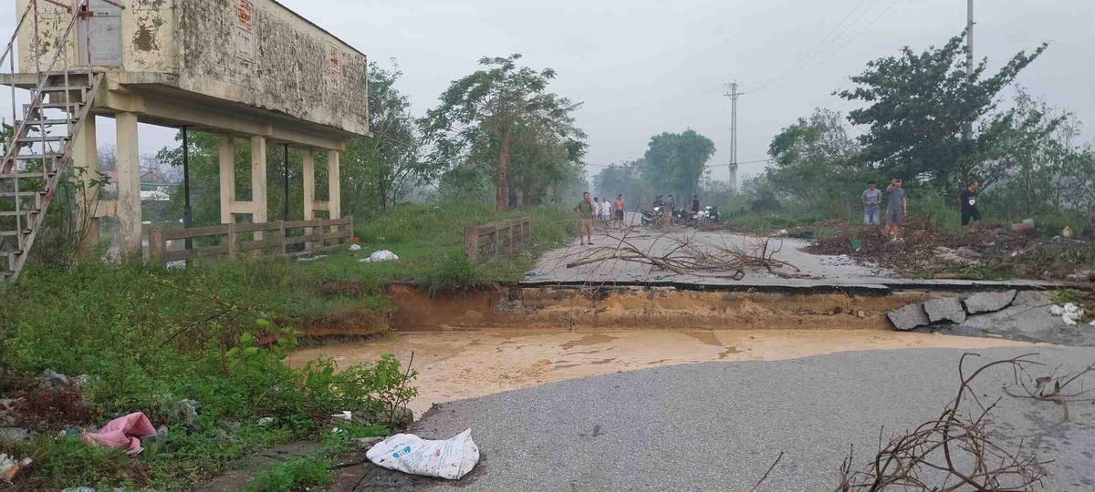 Một đoạn bờ sông Vinh bị vỡ sáng 1/10. Ảnh: CTV