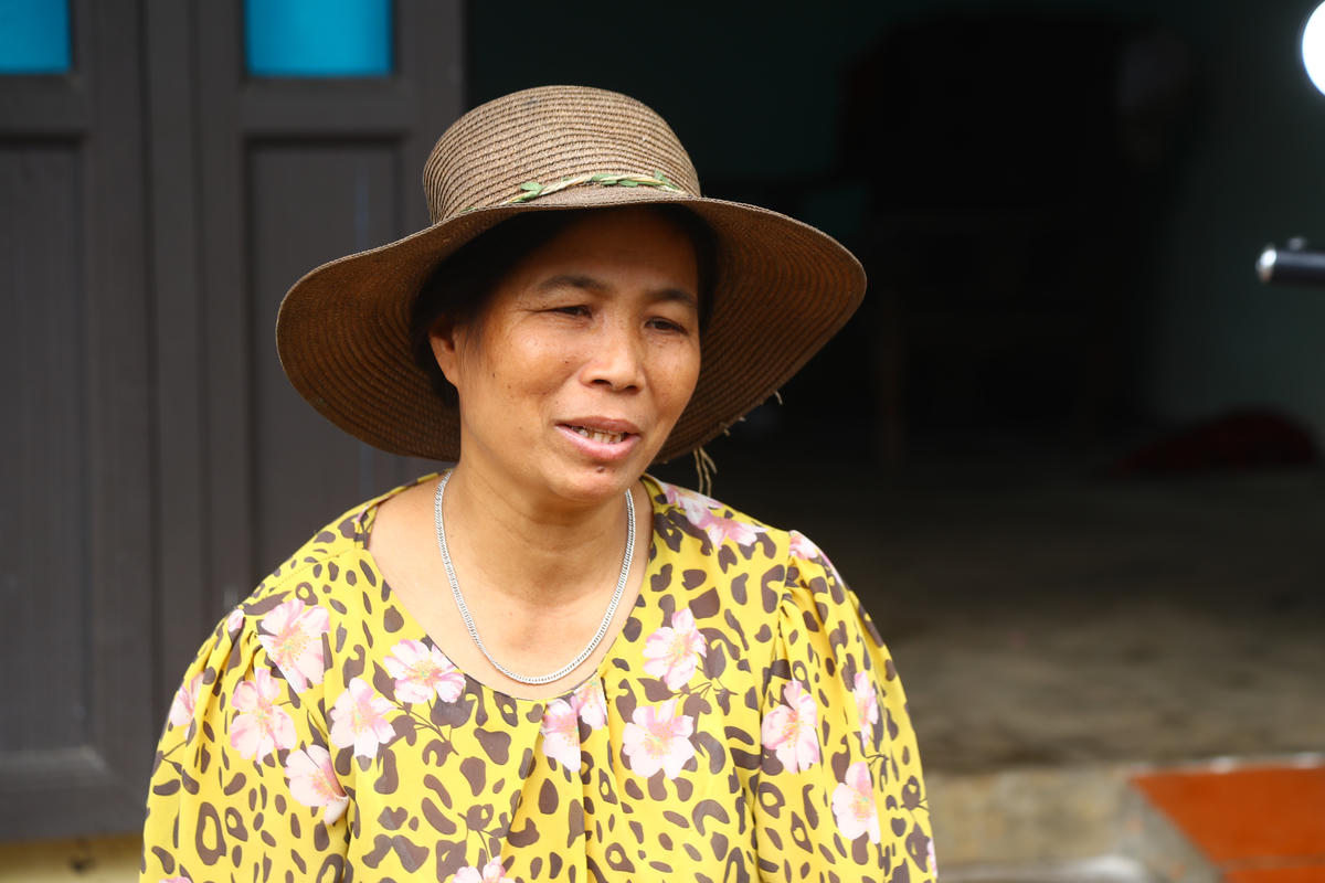 Trước đó, từ trưa 30/9, khi thấy nước tràn vào nhà, chị Dương hối hả cùng con trai dọn dẹp đồ đạc, tài sản dưới tầng 1.