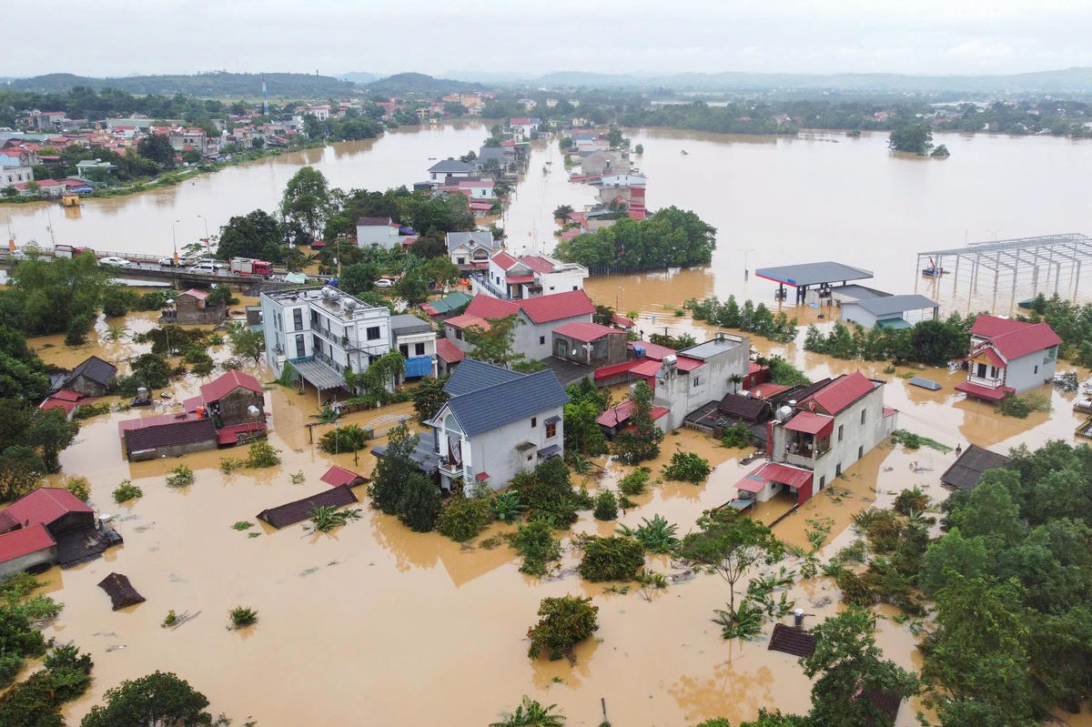 Theo báo cáo nhanh của UBND xã Kim Tân, đến 9h sáng ngày 1/10, toàn xã có 38/48 thôn bị ngập, với 2.235 hộ dân chịu ảnh hưởng. Ảnh: Đình Minh