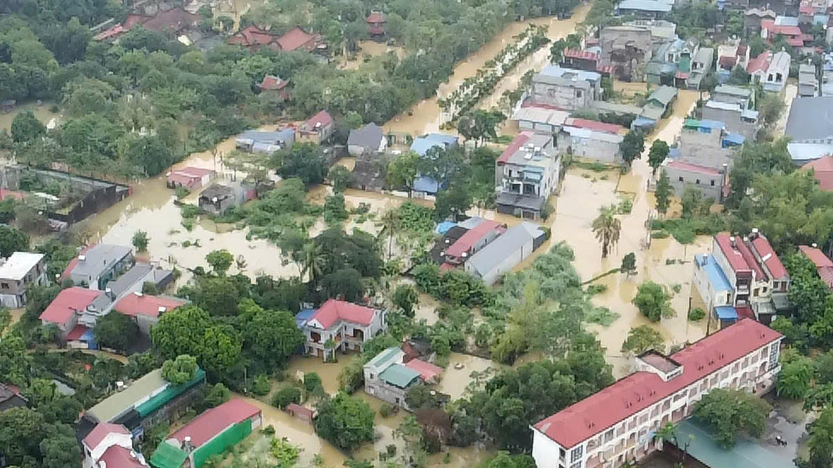 Nước ngập Trường THCS Chùa Hang 2 và khu dân cư lân cận. Ảnh: Toán Nguyễn.