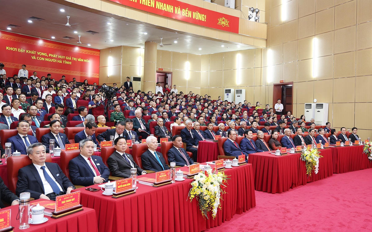 Các đồng chí lãnh đạo, nguyên lãnh đạo Đảng, Nhà nước và đại biểu dự Đại hội. Ảnh: HN.