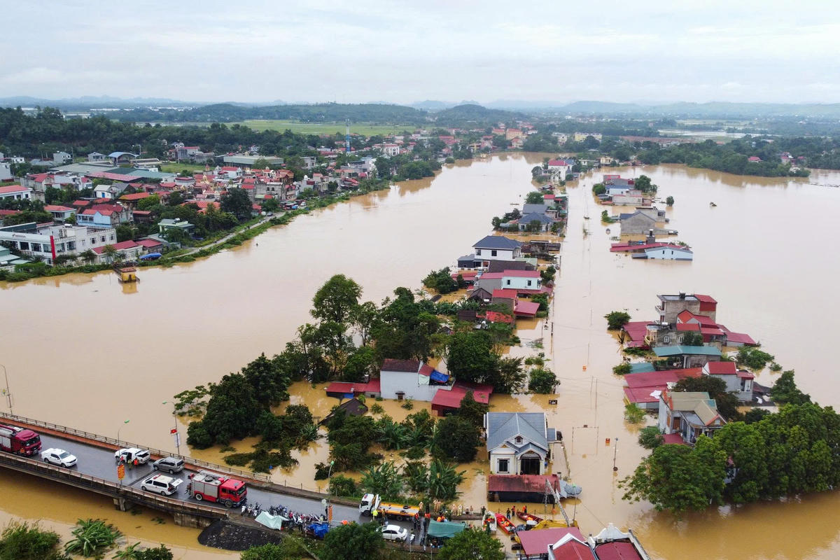 Để ứng phó, chính quyền địa phương đã khẩn trương sơ tán 1.865 hộ với 7.685 nhân khẩu đến nơi an toàn. Ảnh: Đình Minh